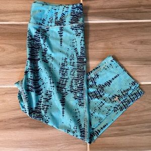 Under Armour | Women's Turquoise Snake Print Capri Leggings | Medium